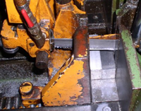 使用臥式帶鋸機鋸切材料中9842 使用臥式帶鋸機鋸切材料中9842